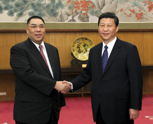 Xi Jinping (R), general secretary of the Communist Party of China (CPC) Central Committee, meets with Chui Sai On, chief executive of the Macao Special Administrative Region, in Beijing, capital of China, Dec. 20, 2012. Chui was in Beijing to brief officials on Macao's latest economic, social and political developments. (Xinhua/Rao Aimin)