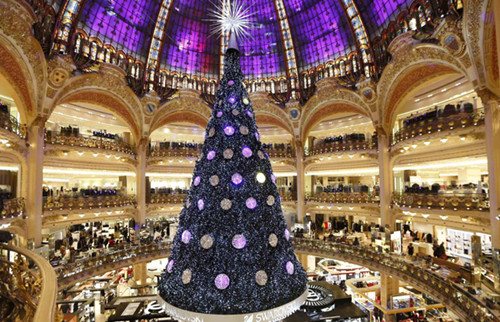 A giant Christmas tree stands in the middle of the Galeries Lafayette department store in Paris ahead of the holiday season in the French capital December 13, 2012. [Photo/Agencies]