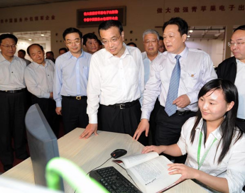 File photo taken on Oct. 10, 2011 shows Li Keqiang (C) inspects the Green Apple Data Center in Changsha, capital of central China's Hunan Province. (Xinhua/Li Tao)