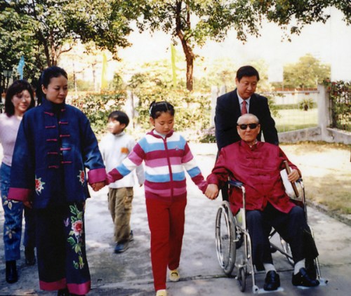 File photo shows Xi Jinping (R, rear) with his father Xi Zhongxun (R, front), his wife (L, front) and his daughter (C, front). (Xinhua)