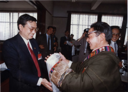 File photo taken on May 2, 1993 shows Li Keqiang (L) visits representatives of the 13th National Congress of the Communist Youth League. (Xinhua)