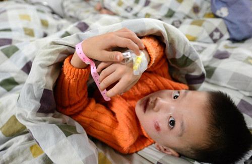An injured child is treated in a hospital in Guixi, Jiangxi province on Dec 24, 2012. [Photo/Xinhua]