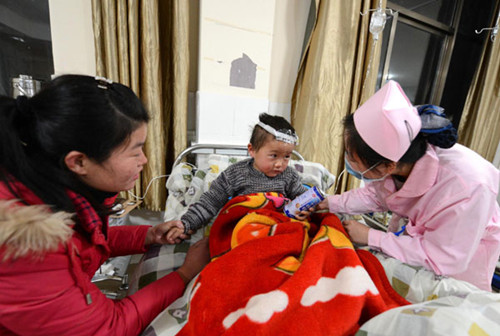 An injured child is treated in a hospital in Guixi, Jiangxi province on Dec 24, 2012. [Photo/Xinhua]