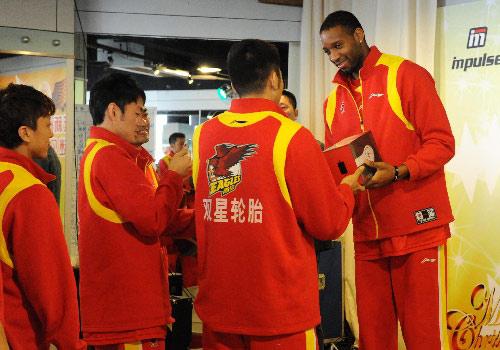 Former NBA star Tracy McGrady sent everyone of his CBA team a gift on Christmas Day. 