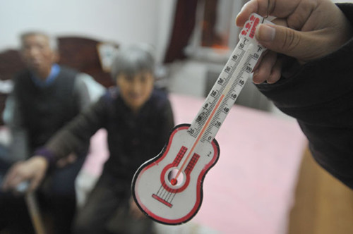 The indoor temperature at a residence in Liaoyang city, in Northeast China's Liaoning province, falls on Wednesday night after a boiler at a power plant broke down the day before. SUN HAI / FOR CHINA DAILY