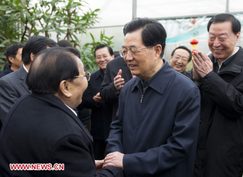 Photo released on Dec. 29, 2012 shows Chinese President Hu Jintao (R, front) shakes hands with Wu Renbao, former Party chief of Huaxi Village, in Wuxi, east China's Jiangsu Province. Hu made an inspection tour in Jiangsu Province from Dec. 26 to 29. (Xinh