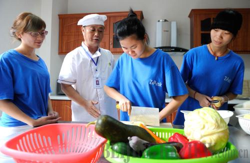 FOR BETTER SERVICES: University graduates learn cooking at a household management service base in Chongqing. With economic development and the improvement of living standards, the market needs for household management services keep growing, and high-end housemaids with university degrees become increasingly popular (LI JIAN)