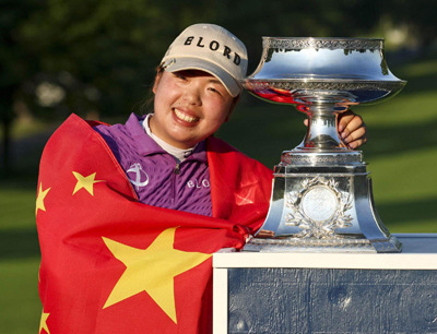 Feng Shanshan of China holds the trophy after winning the LPGA Golf Championship in Pittsford, New York, June 10, 2012. [Photo/Xinhua]