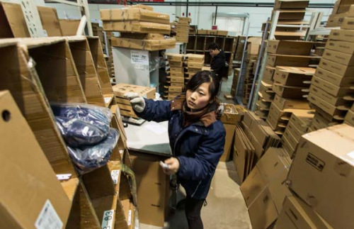 The warehouse of online clothing retailer Vancl (Beijing) Technology Co in Beijings Daxing county. [Photo provided to China Daily]
