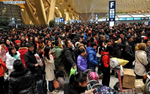 Passengers are trapped at Kunming Changshui International Airport in Kunming, capital of southwest China's Yunnan Province, Jan. 3, 2013. Affected by the dense fog, a total of 434 flights were cancelled and about 7,500 passengers were trapped in the airport until 9 p.m.Thursday.(Xinhua/Lin Yiguang) 