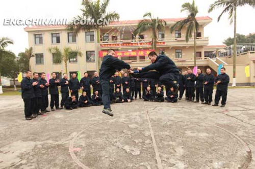 The photo shows that two newly-recruited wushu masters are performing wushu for their comrades-in-arms during a training interval. (chinamil.com.cn/Yu Huangwei)