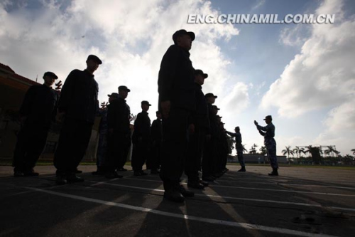 The photo shows that the newly-recruited wushu masters are in military posture training. (chinamil.com.cn/Yu Huangwei)