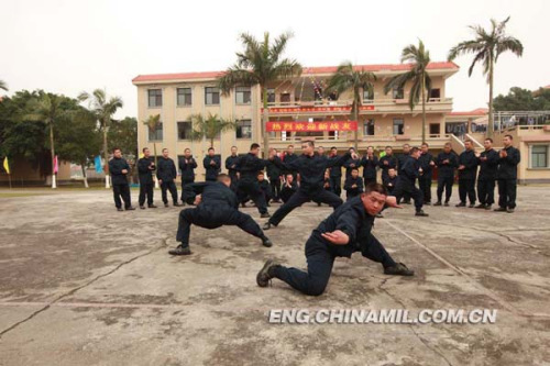The photo shows that two newly-recruited wushu masters are performing wushu for their comrades-in-arms during a training interval. (chinamil.com.cn/Yu Huangwei)