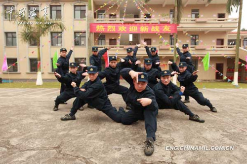 The photo shows that two newly-recruited wushu masters are performing wushu for their comrades-in-arms during a training interval. (chinamil.com.cn/Yu Huangwei)