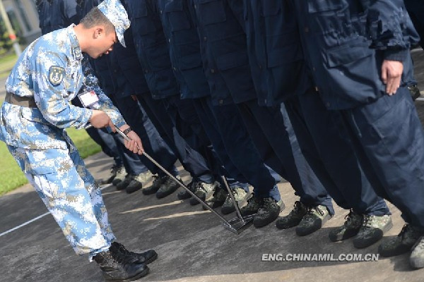 The photo shows that two newly-recruited wushu masters are performing wushu for their comrades-in-arms during a training interval. (chinamil.com.cn/Yu Huangwei)