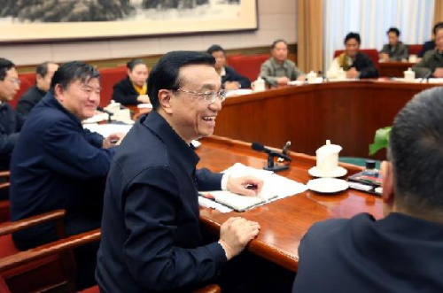 Chinese Vice Premier Li Keqiang, who is also a member of the Standing Committee of the Political Bureau of the Communist Party of China (CPC) Central Committee, meets with 18 model rural doctors in Beijing, capital of China, Jan. 5, 2013. (Xinhua/Yao Dawei)