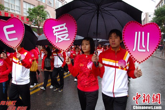 Thousands of people walk on the street to call for charitable spirit in Jinjiang, east China's Fujian Province, December 18, 2012.[Photo: CNS/Lv Ming] 