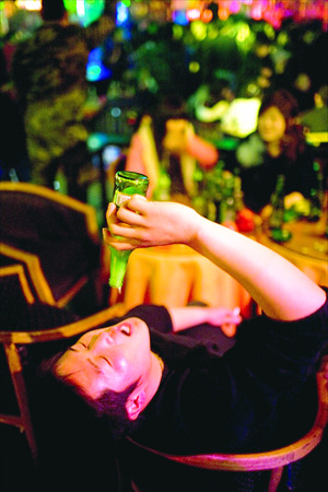 A customer makes sure he slurps the last drop at a Sanlitun bar. Photo: Li Hao/GT