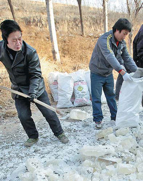 Villagers in Changzhi, Shanxi province, remove contaminated ice from the Zhuozhang River on Wednesday. Zhang Wei / China Daily 