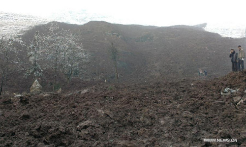 Rescuers work at the landslide site at Gaopo Village of Zhenxiong County, southwest China's Yunnan Province, Jan. 11, 2013. More than 10 residential houses with over 40 people were buried after a landslide happened at the village early Friday morning, according to local officials. Eight people have been confirmed dead by now. (Xinhua)