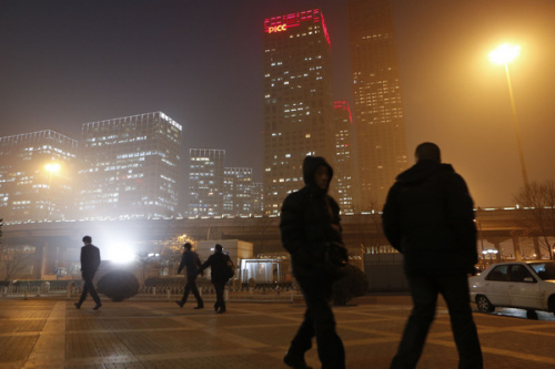 People walk through a heavily hazy winter day in CBD region of Beijing, Jan 11, 2013. The air quality monitor shows that the pollutant level of PM2.5 in Beijing reached 340 to 446, indicating a serious pollution 6. [Kuang Linhua/Asianewsphoto]