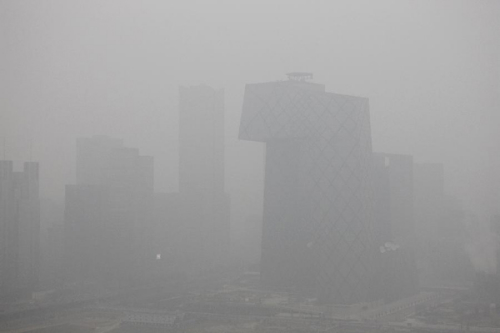 Photo taken on Jan. 13, 2013 shows the fog-shrouded buildings at the Central Bussiness District in Beijing, capital of China. Dense fog on Sunday hit China's east and central regions from the northeast to the south, causing serious air pollution. (Xinhua/Liu Changlong)