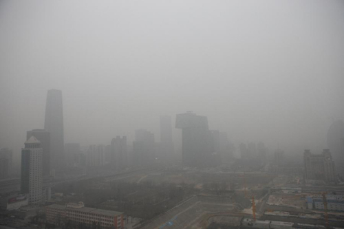 Photo taken on Jan. 13, 2013 shows the fog-shrouded buildings at the Central Bussiness District in Beijing, capital of China. Dense fog on Sunday hit China's east and central regions from the northeast to the south, causing serious air pollution. (Xinhua/Liu Changlong)