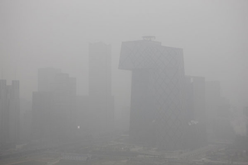 Heavy fog envelops Beijing on Sunday morning and the municipal meteorological station issues the city's first orange fog warning. [Photo/Xinhua]