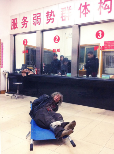 An elderly homeless man lying on a stretcher whose hands were tied behind his back and his legs were also tied in the government shelter in Changsha city, central Chinas Hunan province, 9 January 2013. (Photo/Image China)