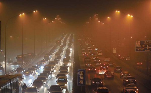 The capital's Third Ring Road is shrouded in haze on Saturday as the city's air pollution reached hazardous levels. [Agencies]