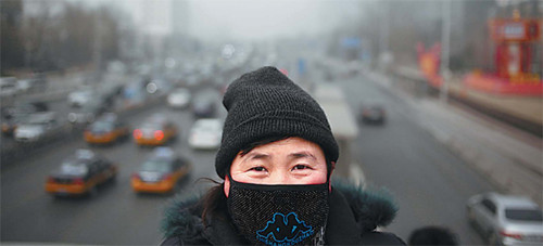 Beijing saw PM2.5 density climb higher than 900 micrograms per cubic meter on Saturday. The World Health Organization considers 25 micrograms per cu m to be a safe daily level.[Wang Jing/China Daily]
