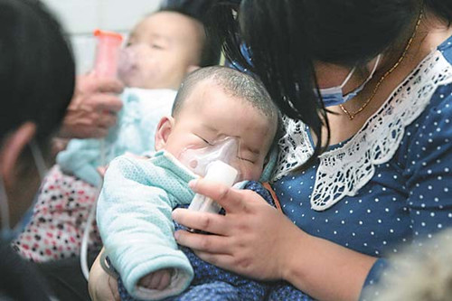 Beijing hospitals reported a rise in the number of young patients seen for respiratory complaints over the weekend. [Photo provided for China Daily]