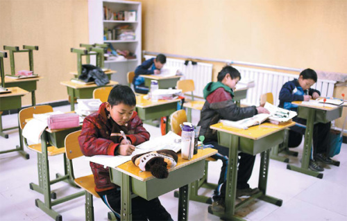 Children do homework in a classroom at Light Love Family, a nonprofit boarding school for homeless children, in Beijings Shunyi district, last month. [Photo/China Daily]