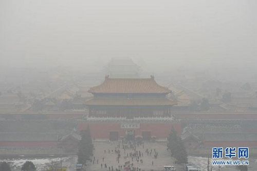 The air pollution index in Beijing has sharply dropped to less than 200 from nearly 500 on Sunday.