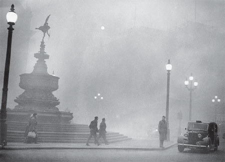 Heavy smog in London's Piccadilly Circus in December 1952. Provided to China Daily