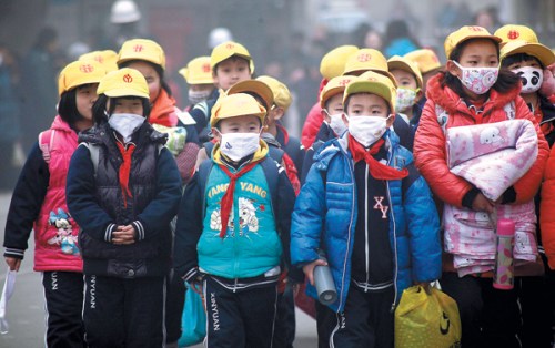 Primary school students in Jinan, capital of Shandong province, don masks amid heavy pollution and flu risks. Zheng Tao / For China Daily 