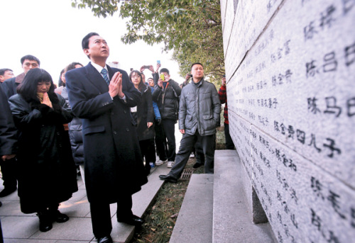Former Japanese prime minister Yukio Hatoyama visits the memorial site to victims of the Nanjing Massacre on Thursday. [SONG QIAO/FOR CHINA DAILY] 