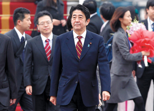 Japan's Prime Minister Shinzo Abe (center) arrives at Noi Bai airport in Hanoi, Vietnam, on Wednesday. Abe is in Hanoi for a two-day visit to Vietnam, the first leg of his Asian tour. [Photo/Agencies]