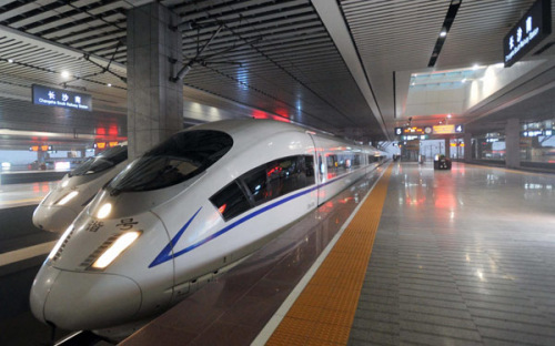 The G502 high-speed train departs from the Changsha South Railway Station in Central China's Hunan province on Dec 26, 2012. The train is on the new Beijing-Guangzhou high-speed rail route. [Photo/Xinhua]