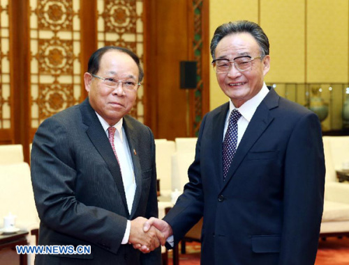 Wu Bangguo (R), chairman of the Standing Committee of the National People's Congress (NPC), shakes hands with Thai Senate Speaker Nikom Wairatpanij in Beijing, capital of China, Jan. 17, 2013. (Xinhua/Yao Dawei)