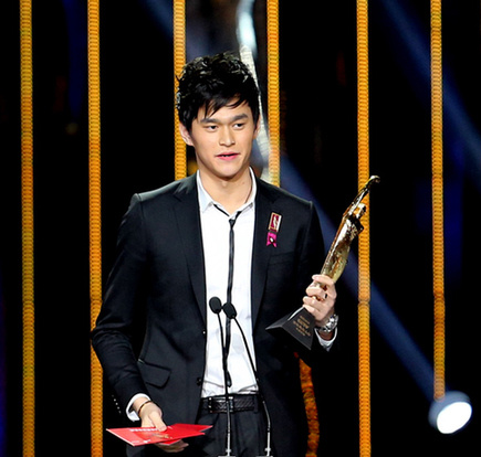Sun Yang wins the Best Athlete Awards at the 2012 CCTV (China Central Television) Sports Personality Awarding Ceremony in Beijing on Jan 19, 2013. [Photo/Xinhua]