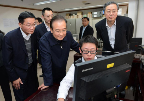 Chinese Premier Wen Jiabao (2nd L, Front) inspects the People's Bank of China, the country's central bank, in Beijing, capital of China, Jan. 21, 2013. (Xinhua/Ma Zhancheng)