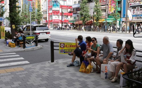 Chinese tourists rest after shopping in Tokyos Akihabara electronics shopping district in September 2012. [Photo/Agencies]