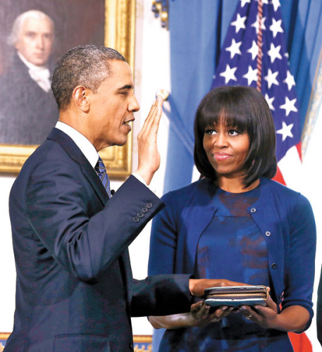 US President Barack Obama takes the oath of office in the White House on Sunday. [Photo/Agencies] 