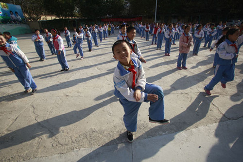 Students at a primary school in Jinan, Shandong province, learn the dance made popular by South Korean online video sensation Gangnam Style. ZHENG TAO / FOR CHINA DAILY 