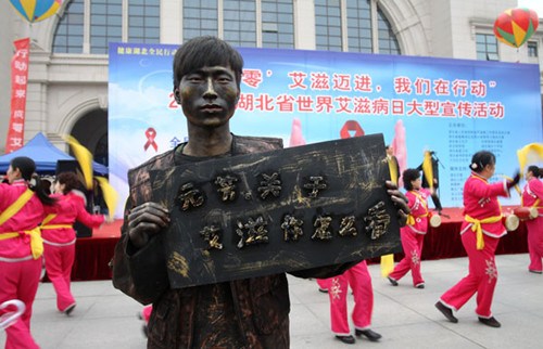 A college student joins an activity to raise awareness of AIDS prevention in Wuhan, Hubei province, holding the popular online slang Yuanfang, what do you think of it?. SUN XINMING / FOR CHINA DAILY 