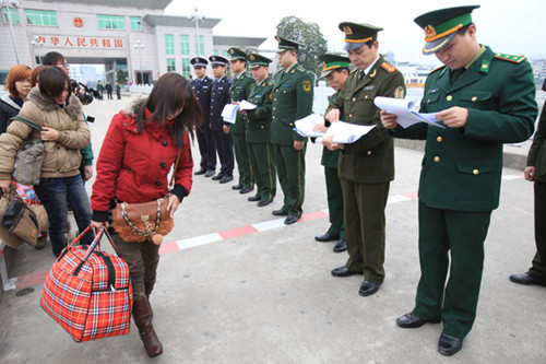 Seven Vietnamese women cross the China-Vietnam border to return home early last year. The women had been abducted and taken to Dongxing, the Guangxi Zhuang autonomous region, in 2011. [TANG HUIJI / FOR CHINA DAILY] 