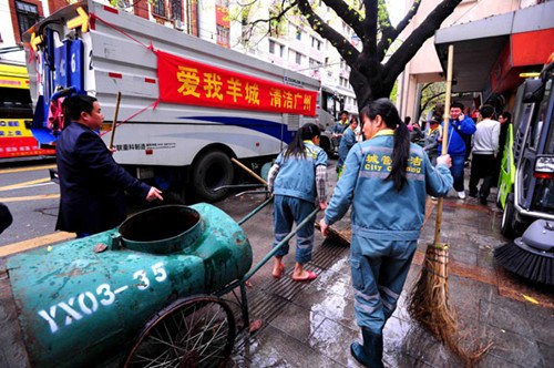 Cleaners on a Guangzhou street on March 23. The city has more than 38,000 sanitation workers. Provided to China Daily 