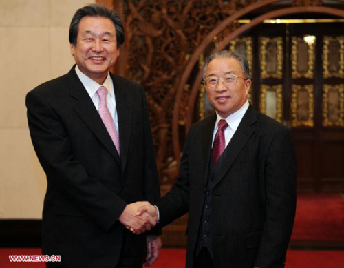 Chinese State Councilor Dai Bingguo (R) shakes hands with Kim Moo-sung, special envoy of South Korea's president-elect Park Geun-hye, in Beijing, capital of China, Jan. 22, 2013. (Xinhua/Zhang Duo)