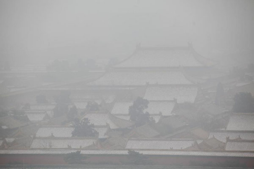 The Forbidden City is shrouded in fog in Beijing, capital of China, Jan. 23, 2013. The air quality hit the level of serious pollution in Beijing on Wednesday, as smog blanketed the city. (Xinhua/Wang Shen)